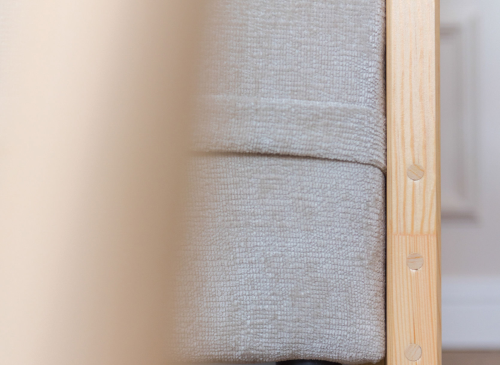 SAVIO 90x200/140x200 olivový postel na vyvýšené konstrukci s rozkládací pohovkou béžová látka perfect harmony 02 Lano Nábytek