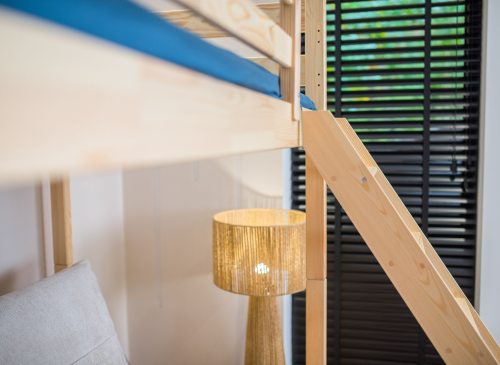 SAVIO 90x200/140x200 borovicová postel na vyvýšené konstrukci s rozkládací pohovkou béžová látka perfect harmony 02 Lano Nábytek