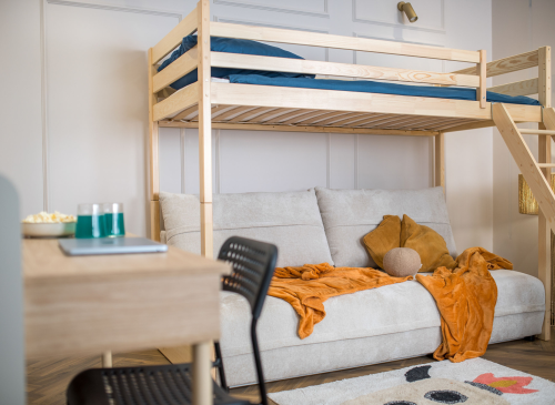 SAVIO 90x200/140x200 borovicová postel na vyvýšené konstrukci s rozkládací pohovkou béžová látka perfect harmony 02 Lano Nábytek