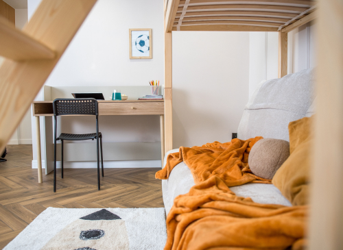 SAVIO 90x200/140x200 borovicová postel na vyvýšené konstrukci s rozkládací pohovkou béžová látka perfect harmony 02 Lano Nábytek