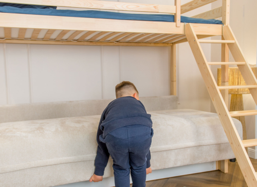 SAVIO 90x200/140x200 borovicová postel na vyvýšené konstrukci s rozkládací pohovkou béžová látka perfect harmony 02 Lano Nábytek