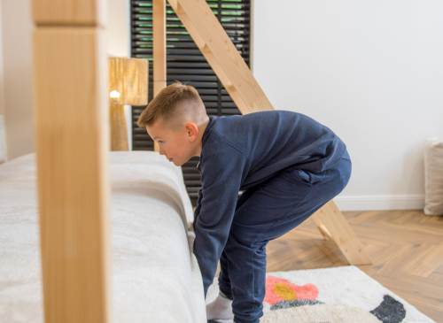 SAVIO 90x200/140x200 borovicová postel na vyvýšené konstrukci s rozkládací pohovkou béžová látka perfect harmony 02 Lano Nábytek