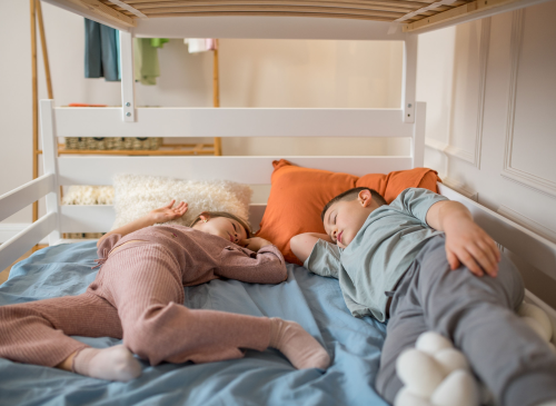 FAMI 90x200/120x200 bílá patrová postel se širší ložnou plochou Lano Nábytek