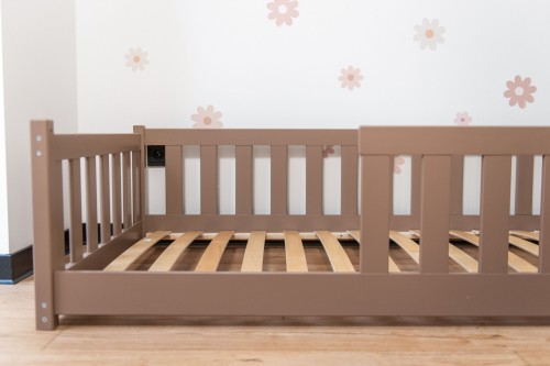 BELLA 90x190 mléčná čokoláda Montessori postel na podlaze pro děti Lano Nábytek