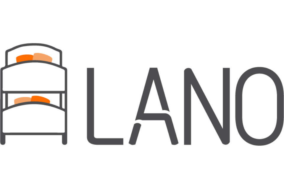 Logo Lano - ikonka szarego łóżka piętrowego z przedniej perspektywy z pomarańczowymi poduszkami, minimalistyczny szary napis LANO obok