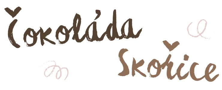 Křídový nápis „Čokoláda a Skořice“ na bílém pozadí.