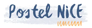 Křídový nápis „Postel NICE“ na světle modrém pozadí.